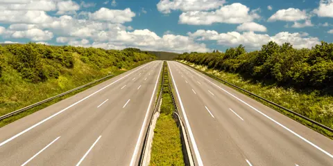 Bariery ochronne a infrastruktura autostrad i dróg ekspresowych