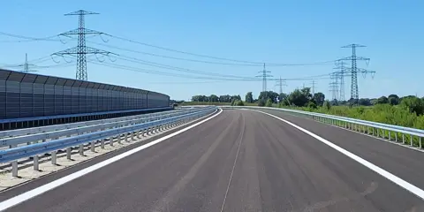 Saferoad Schwerin montiert Schutzplanken auf der A 26