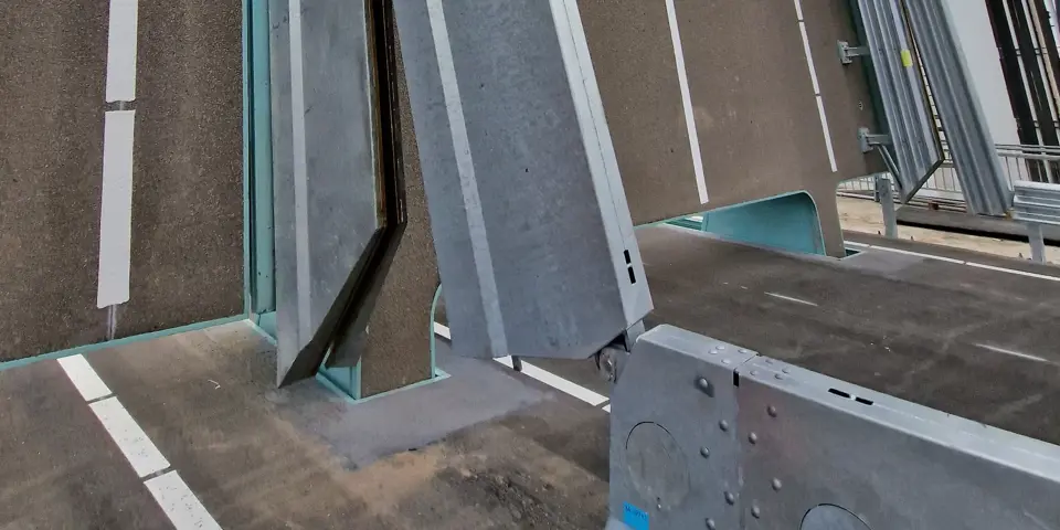 Step barrier en geleiderail op de Euvelgunnebrug in open stand