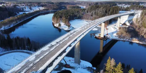 Arbetet på bron över Umeälv pågår för fullt