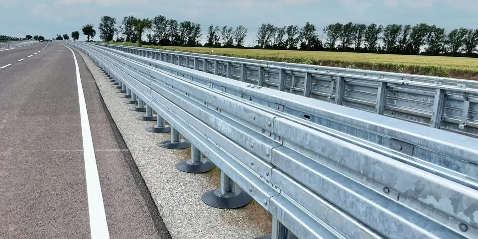 MegaRail sk sichert Mittelstreifen trotz enger Kanallage